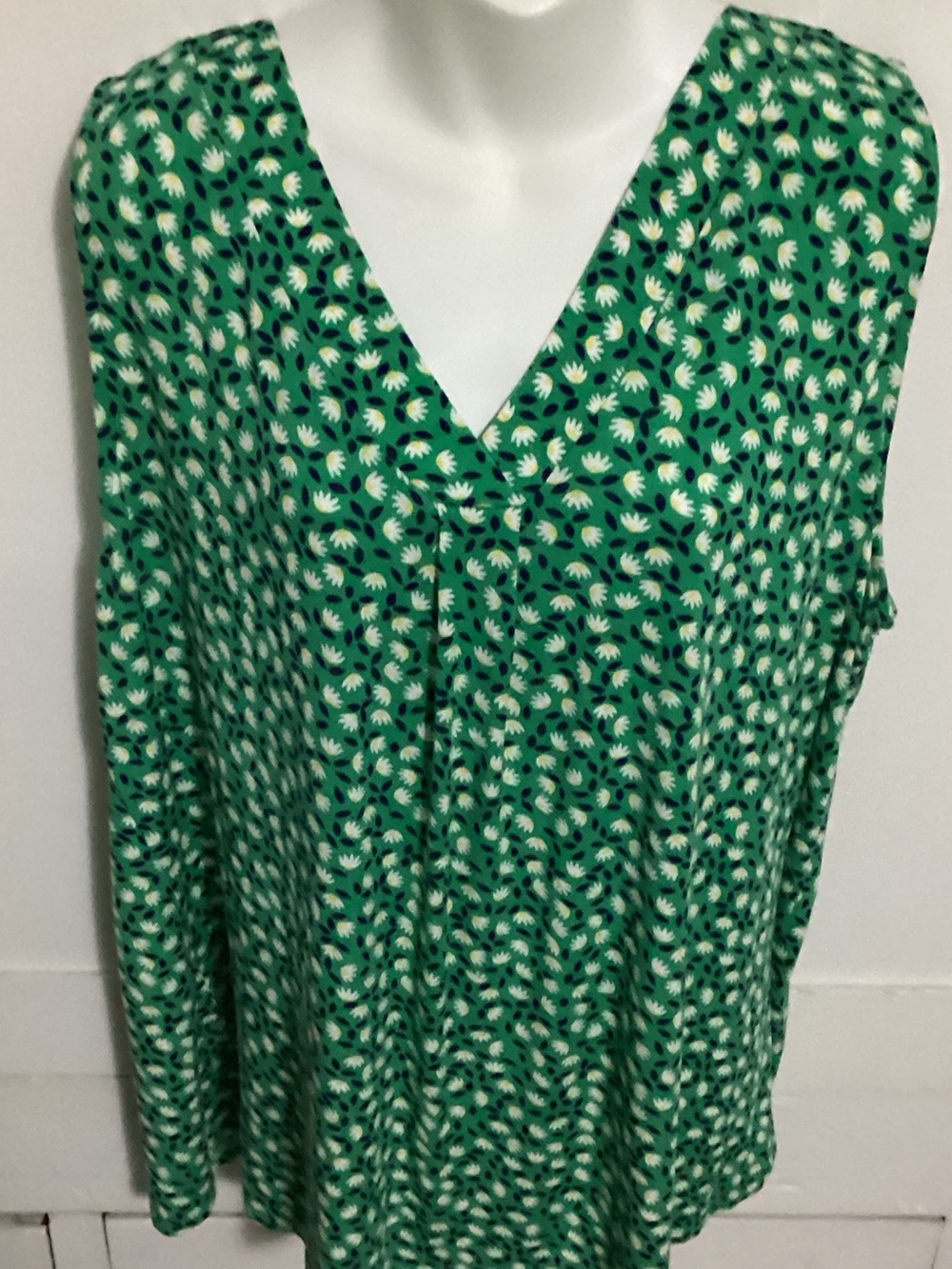 croft & barrow Green Floral V-Neck Sleeveless Top Size 2X